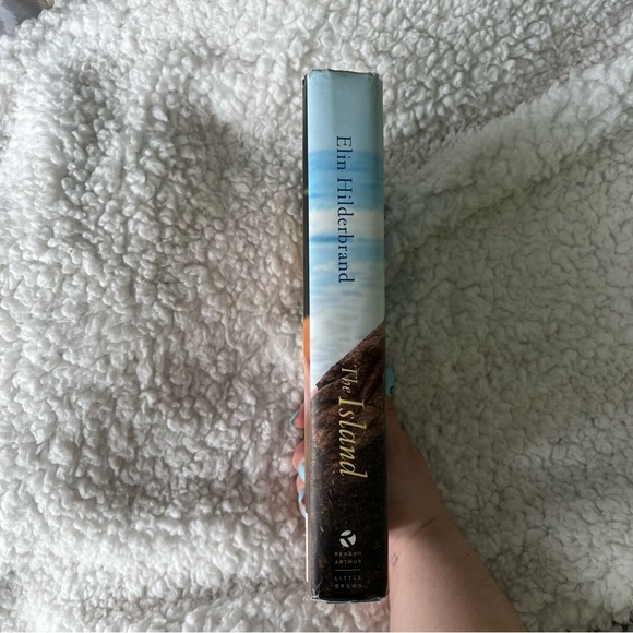 📚4/25$📚 The island by Elin Hilderbrand - Picture 3 of 9